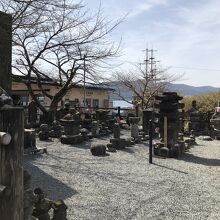 芦ノ湖畔に石仏、石塔が並ぶ