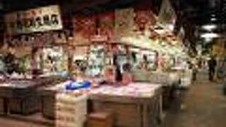 レトロな雰囲気の楽しい市場