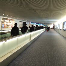 ゲートが離れていると乗り継ぎに苦労します