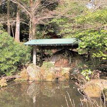 屋根付きの舎に祀られている