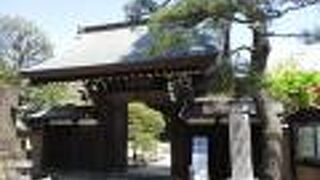 木造山門、本堂は落ち着いた雰囲気で癒やされました。