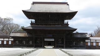 靴を脱いでお参りします