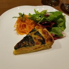 前菜はキッシュ