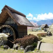 南アルプス山脈の麓に広がる水車の回る公園