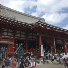 人で溢れかえる境内