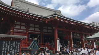 スカイツリーが見える境内