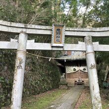 長い階段を上った先にある、鳥居と拝殿