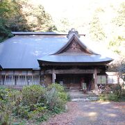 箱根登山鉄道の塔ノ沢駅から30分山を登った所にあるお寺です。