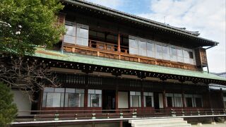 江戸期の大名邸の建築様式の建物には大広間や主人の部屋などがあります。