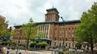 屋上に人が歩いているのが見えた　神奈川県庁本庁舎