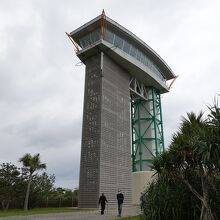 展望台。旧奄美空港に作られたので、管制塔を模しているのかも