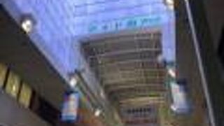 サンロードの横に続く商店街