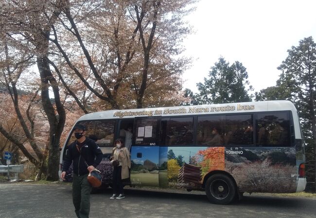 竹林院前から奥千本口バス停へのマイクロバス。