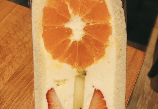 すんごいボリュームのクリームサンド