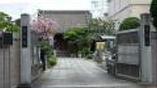 駅のそばのお寺