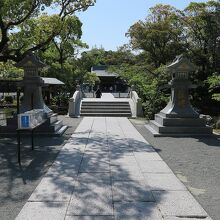 まっすぐ進むと…