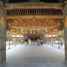 その奥の「本殿」の周りには…