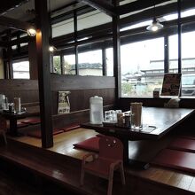 テーブル席　カウンター席もある