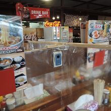 カウンター席　コロナ予防対策もバッチリだ