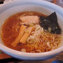 細麺の醤油ラーメン　あっさり系