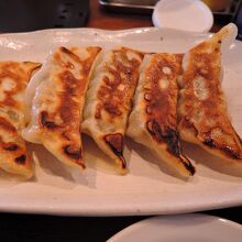 焼き餃子　焦げ目も味もよい