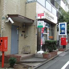 商店街の途中にある、品川平塚一郵便局