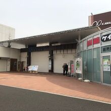 正面のエントランス