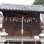 時の鐘の土台の中の小さな神社でした。