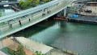 大岡川をまたぎ横浜市庁舎に繋がる歩道橋