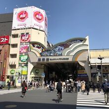 新川通り側のアーケード入口