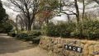 柏尾川に隣接している公園