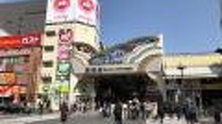 アーケードの天井にステンドグラス