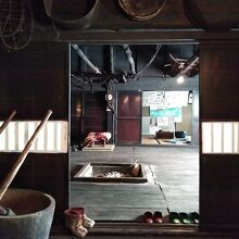 土間から見た建物内部です。