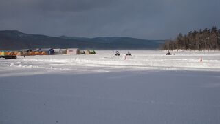 北海道で５番目に大きい淡水湖で、 特別天然記念物のマリモや、ベニザケの湖沼残留型であるヒメマスが生息しています。