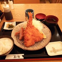 アジフライ入りの定食