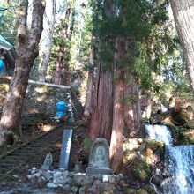 階段の横を川が流れ落ちていて、「延命水」もあります。