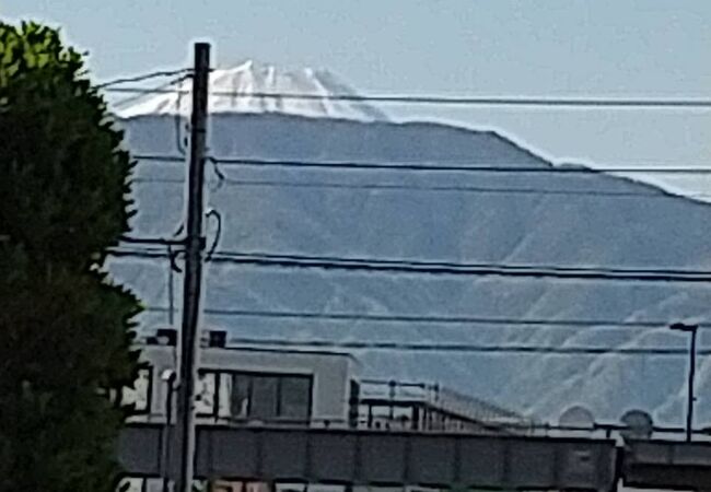 甲府駅からまっすぐ南へ伸びている大通り。富士山も見えます