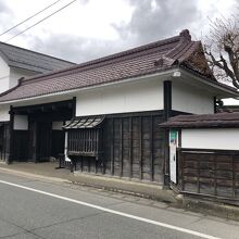 正面の門は江戸の薩摩藩の屋敷から移築したものとか