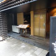 落ち着いた半個室風の夜は居酒屋、昼はレストランです。