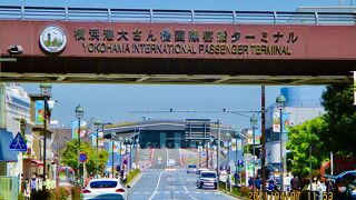 大型客船が入港するターミナル