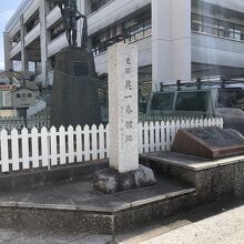 開港広場前交差点で