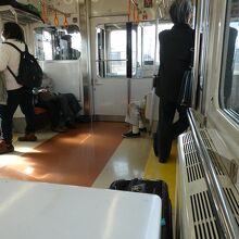 先頭車両でキャリーバッグも無理なく置けました
