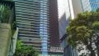 人気のカフェと高級感のあるレストラン