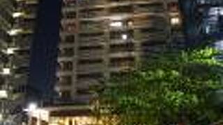 背後の高層マンションを望む光景が