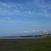 日本海に沈む美しい夕日が魅力のビーチ