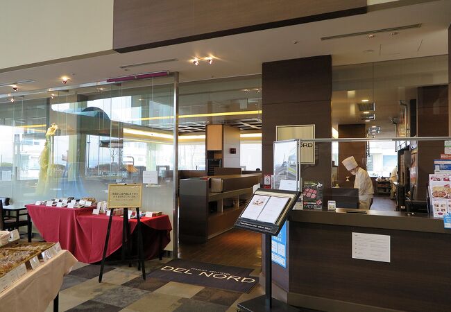 コロナ禍とあってガラーン…