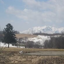 中の澤小学校分校側から眺めると雄大な山並みをバックに望めます