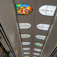 天井のステンドグラス！開くのかなぁ？