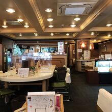 お店はかなり広いです。