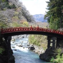 突然、橋が現れます。